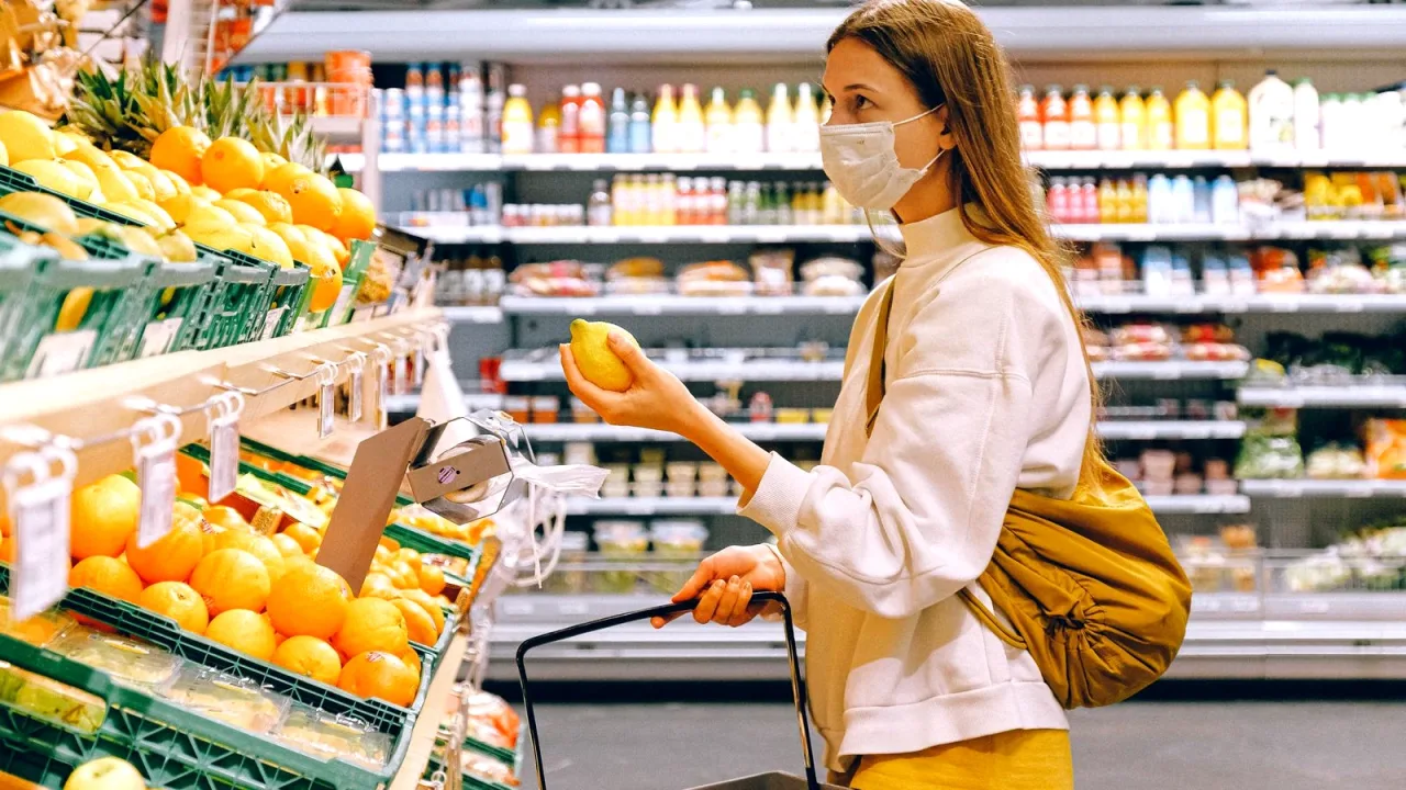 Market reyonunda mevsim meyveleri